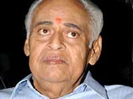 వేటూరి భార్యకైనా ఇల్లు ఇవ్వాలని వినతి