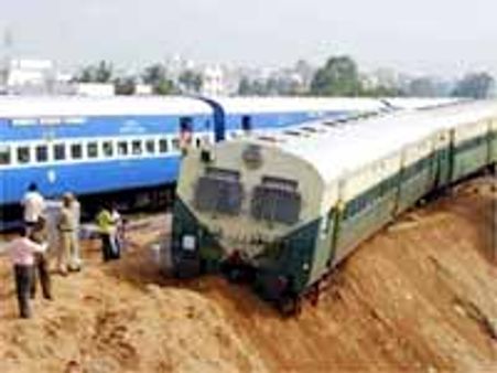 పట్టాలు తప్పిన రాజధాని ఎక్స్ ప్రెస్