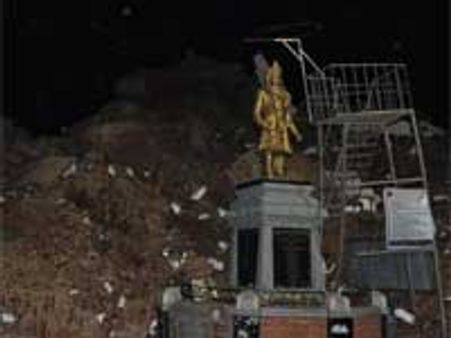 శ్రీకాళహస్తి రాజగోపురం కింద 3 మృతదేహాలు