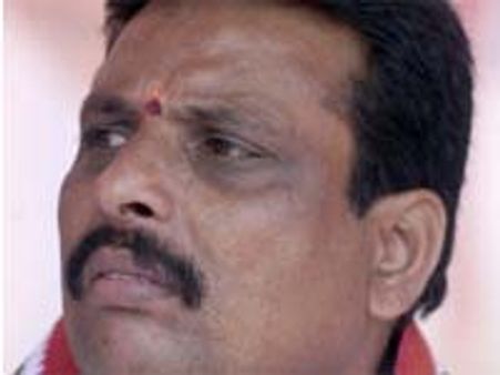 దానంపై కేసు: సబితా ఇంద్రారెడ్డితో వాగ్వివాదం