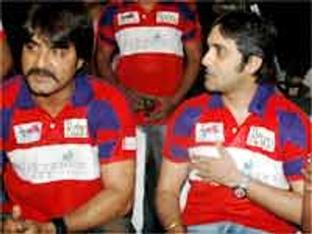 వెంకీ వారియర్స్ లక్ష్యం 60, శ్రీకాంత్ ఔట్, తరుణ్ ఇన్