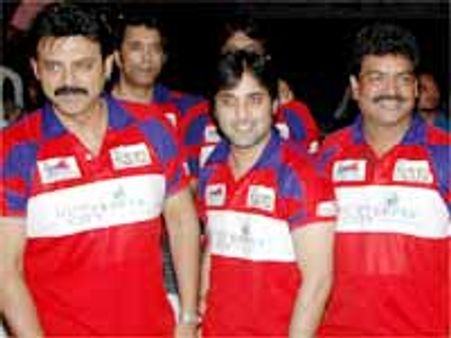 స్టార్ క్రికెట్: టాస్ గెలిచి బౌలింగ్ ఎంచుకున్న వెంకీ వారియర్స్