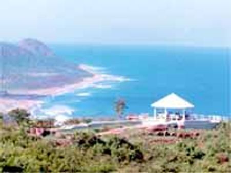 విశాఖ వద్ద ఘోర రోడ్డు ప్రమాదం: 6 గురు మృతి