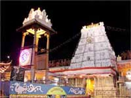 భక్తులతో కిటకిటలాడుతున్న కలియుగ వైకుంఠం
