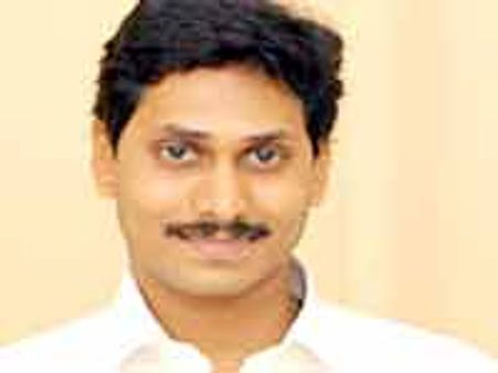 ఇచ్చాపురంలో తండ్రి వైయస్ విగ్రహాన్ని ఆవిష్కరించిన జగన్