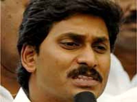 ఇచ్చాపురంలో వైయస్ జగన్ కు వేలాదిగా జనం ఆహ్వానం