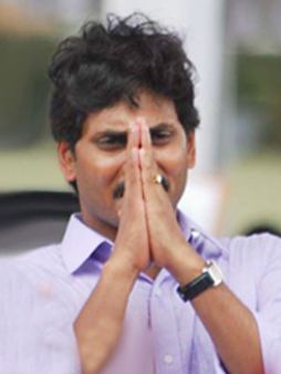 వైఎస్ జగన్ యాత్ర విజయవంతం కావడంతో సంక్షోభం