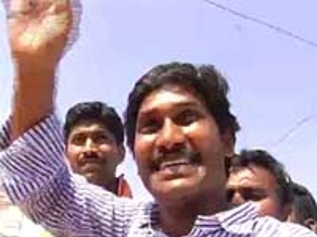 జగన్ కు అందివస్తున్న అవకాశం, ఓదార్పు యాత్ర సక్సెస్