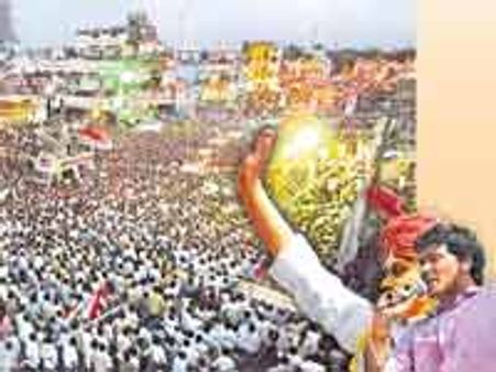 వైఎస్ విగ్రహాల ఆవిష్కరణ సందర్భంలో ఎగబడుతున్న జనం