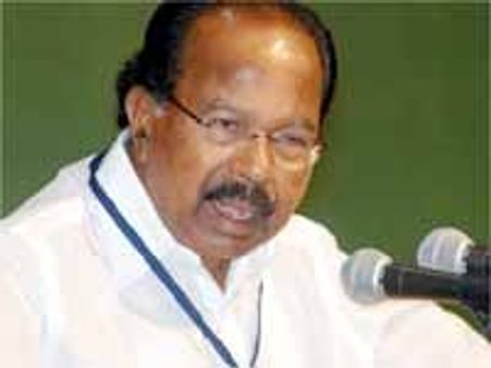 వీరప్ప మొయిలీపై వేలాడుతున్న కత్తులు