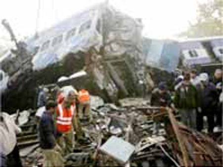 పశ్చిమ బెంగాల్ లో ఘోర రైలు ప్రమదాం: 50 మంది మృతి