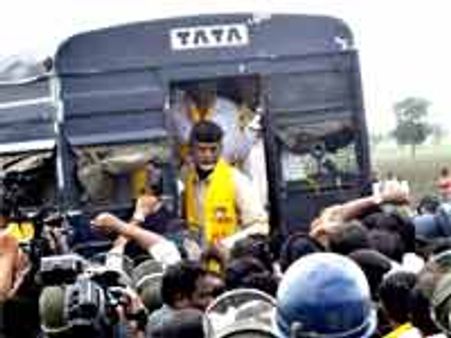 చంద్రబాబు నాయుడు సహా టిడిపి నేతలపై మహా పోలీసుల దౌర్జన్యం