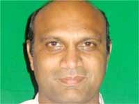 కేంద్ర మంత్రి పళ్లంరాజు మెడుకు కీచక టీచర్ వివాదం