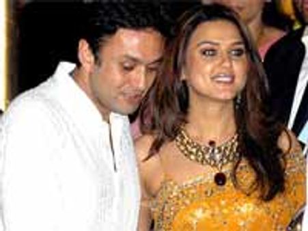 ప్రీతి జింటా, నెస్ వాడియాలపై అరెస్టు వారంట్లు జారీ