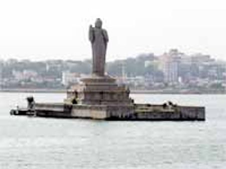 హుస్సేన్ సాగర్ లో పడిపోయిన కారు: ప్రయాణికులు సురక్షితం