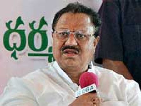 డిఎస్ రాజీనామా కోసం పెరుగుతున్న ఒత్తిడి