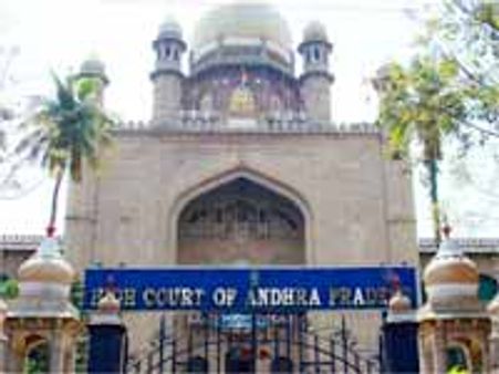 కుసుమ కుమారికి హైకోర్టులో తాత్కాలిక ఊరట