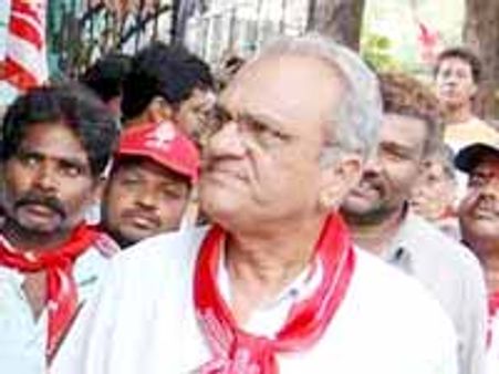 వైయస్ అల్లుడి గనులపై పోరు: సిపిఐ నేత నారాయణ అరెస్టు