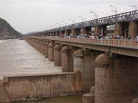 మంటల్లో మద్యం లారీ, మహిళల్లో ఆనందం