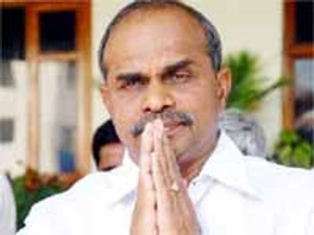 విశాఖపట్నం జిల్లాలో కూలిన వైయస్సార్ విగ్రహం