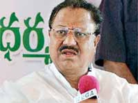 ఢిల్లీకి డిఎస్: వైయస్ జగన్ పై హై కమాండ్ చర్య మీద ఉత్కంఠ