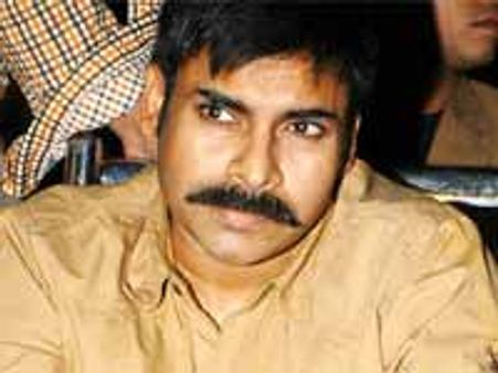 దిగొచ్చిన నిర్మాతలు: పవన్ సినిమా నుంచి కొమరం తొలగింపు