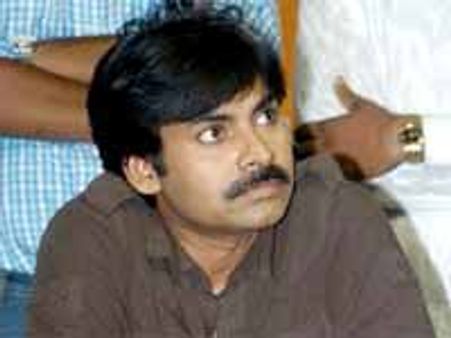 పవన్ ఫ్యాన్స్ వీరంగం: విజయనగరం జిల్లాలో థియేటర్ పై దాడి