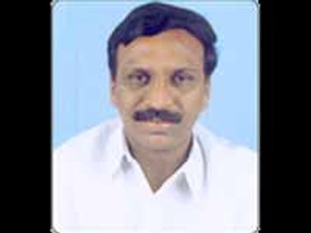 కరీంనగర్ లో మంత్రి శిల్పాపై తెలంగాణవాదులు రాళ్ల దాడి