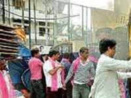 కొత్తగూడెంలో ప్రజారాజ్యం పార్టీ సమావేశాన్ని అడ్డుకున్న తెలంగాణవాదులు