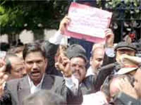 తెలంగాణ న్యాయవాదులతో ప్రభుత్వ ఒప్పందంపై గరం