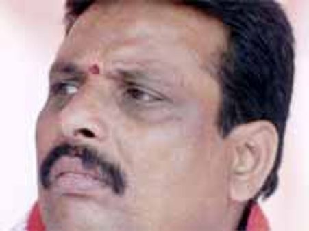 కొనసాగుతున్న కాంగ్రెసు రగడ: తెలంగాణ ఎంపిలపై మంత్రు ఫిర్యాదు