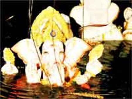 హైదరాబాద్ లో ప్రారంభమైన వినాయక నిమజ్జనం