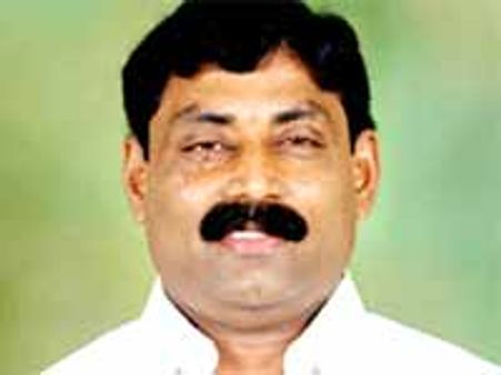 రవీంద్రనాథ్ రెడ్డిని ప్రశ్నించినందుకు కార్పొరేటర్ అమీర్ బాబాపై దాడి