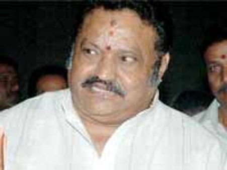 పండు నందమూరి హరికృష్ణ అనుచరుడు, పరిటాల రవి మనిషి