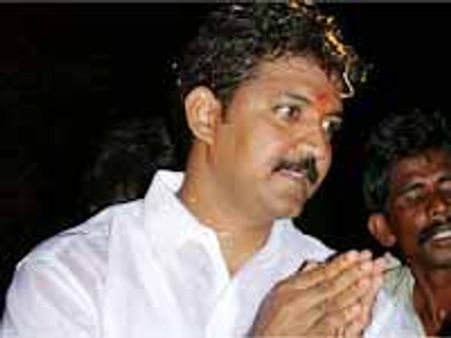 రామ్ గోపాల్ వర్మపై నిప్పులు చెరుగుతున్న బెజవాడ నాయకులు