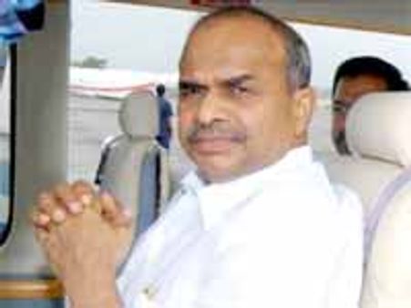 వైయస్సార్ విగ్రహాల కబ్జా: నెల్లూరులో ముదురుతున్న వివాదం