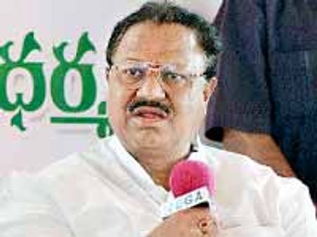 జగన్ ఓదార్పు ఎఫెక్ట్: నెల్లూరు డిసిసి అధ్యక్షుడు గోపాల్ రెడ్డికి షోకాజ్