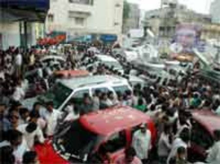 హైదరాబాద్ లో ఖలేజా టిక్కెట్ల కోసం తొక్కిసలాట: పలువురికి గాయాలు