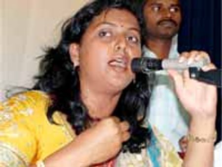 కేరళలో తన బ్యాగులోని డబ్బులు పోగొట్టుకున్న సినీ నటి రోజా