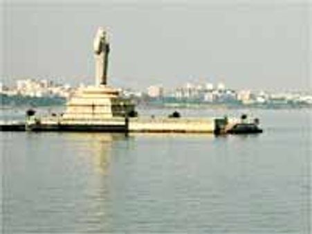 పోలీసుల నుండి తప్పించుకోవడానికి హుస్సేన్ సాగర్లో దూకిన దొంగ