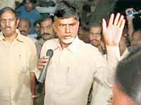 గిరిజన మహిళ పై చెయ్యెత్తిన చంద్రబాబుని తరిమి కొట్టిన గ్రామస్తులు