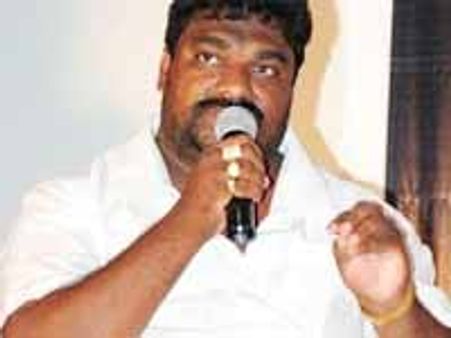 చిరంజీవికి పద్మభూషణ్ రాజకీయమే: నందుల గొడవ