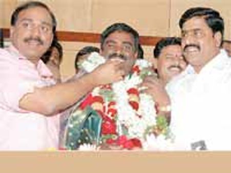 గాలి బ్రదర్స్ పై అనర్హత వేటు?