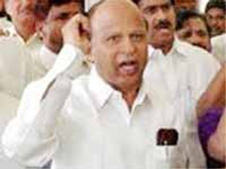 నాడు వైఎస్, నేడు రోశయ్య భూములు అమ్ముకుంటున్నారు: తెదేపా