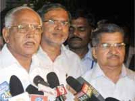 హైకోర్టు నిర్ణయం నేడే: ఢిల్లీకి మారుతున్న కర్ణాటక సీన్