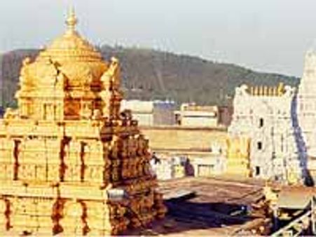 తిరుమలలో భక్తులపైకి దూసుకెళ్లిన లారీ: నలుగురి మృతి