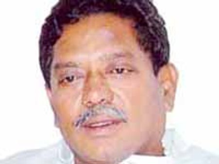 గ్రామాల్లోకి వస్తే చీపుర్లతో కొట్టండి: మహిళలకు మంత్రి వట్టి సూచన