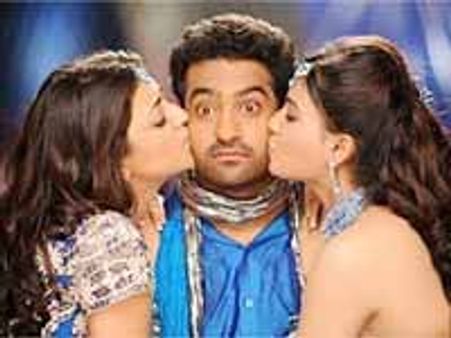 రెచ్చిపోయిన జూనియర్ ఎన్టీఆర్ ఫ్యాన్స్: ఫర్నీచర్ ధ్వంసం