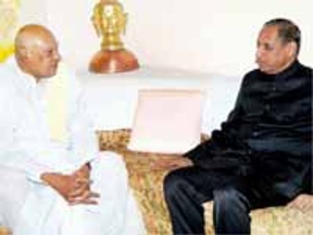 మైక్రో ఫైనాన్స్ లపై ఆర్డినెన్స్ కొరడా: గవర్నర్ కు పంపిన క్యాబినెట్