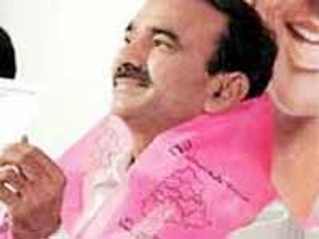 సూక్ష్మరుణ సంస్థలపై చర్యలు మాటల్లో కాదు చేతల్లో చూపాలి: ఈటెల